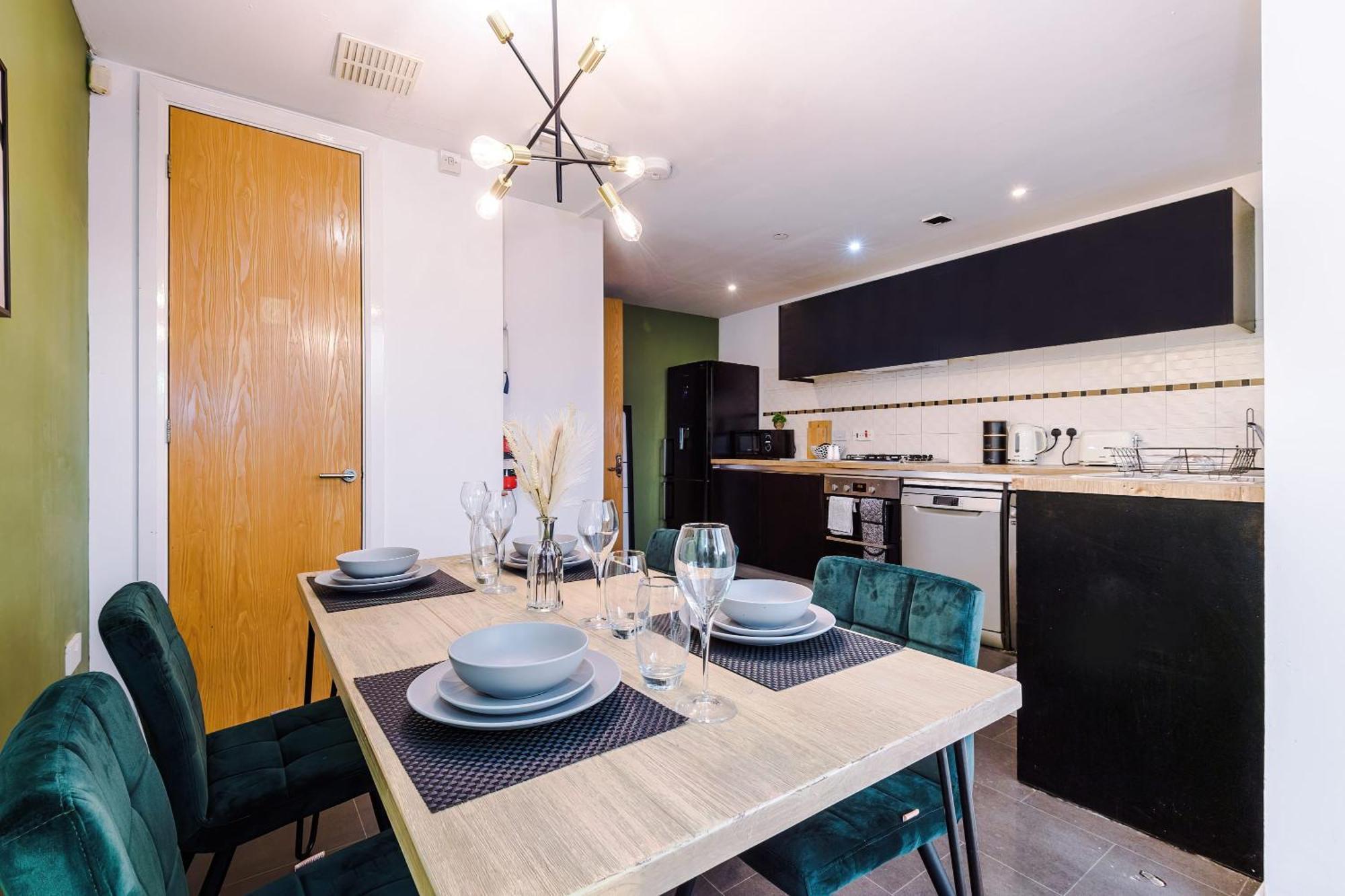 Rest&Recharge At A Spacious Townhouse By The Etihad Βίλα Μάντσεστερ Εξωτερικό φωτογραφία