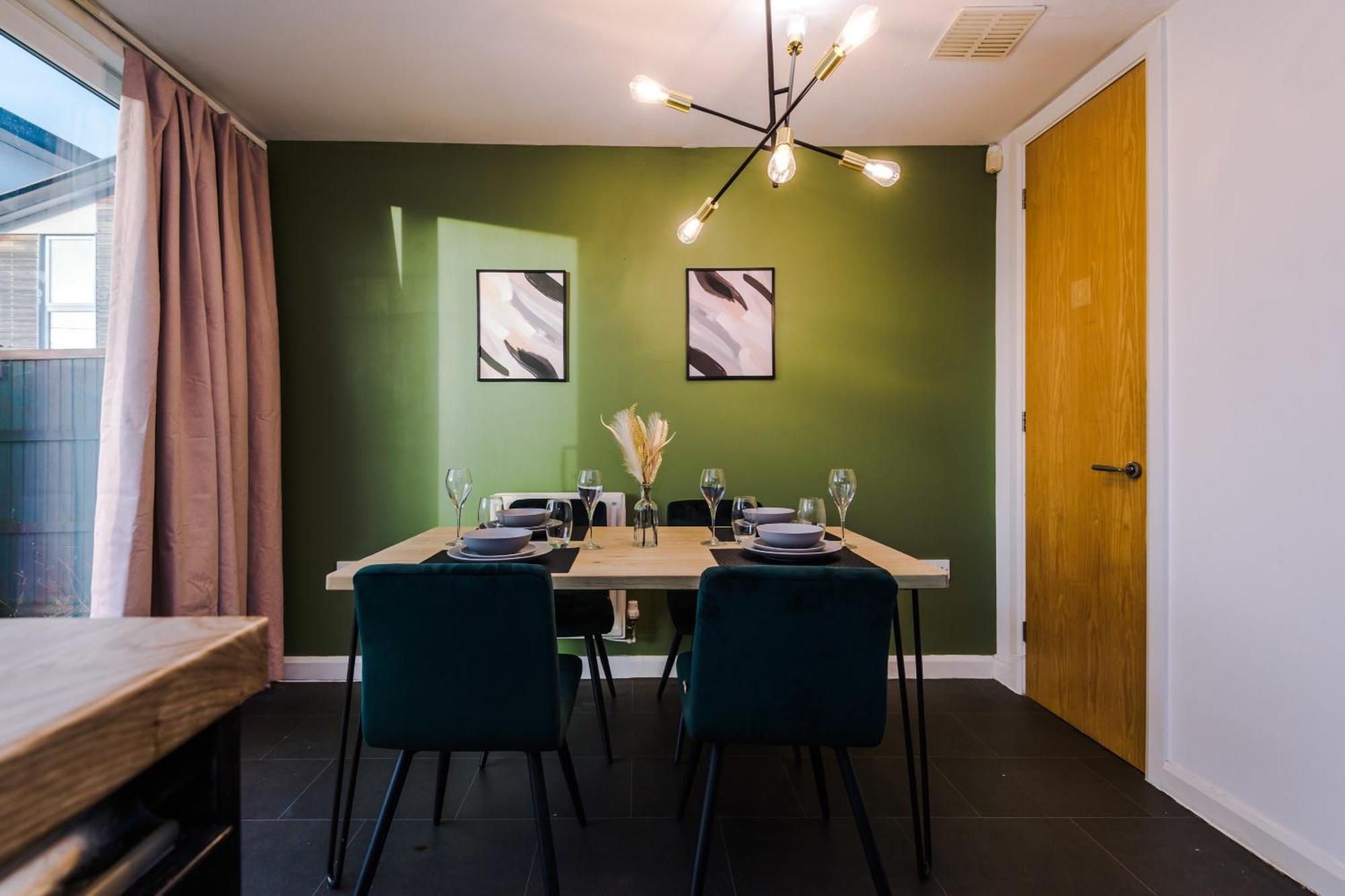 Rest&Recharge At A Spacious Townhouse By The Etihad Βίλα Μάντσεστερ Εξωτερικό φωτογραφία
